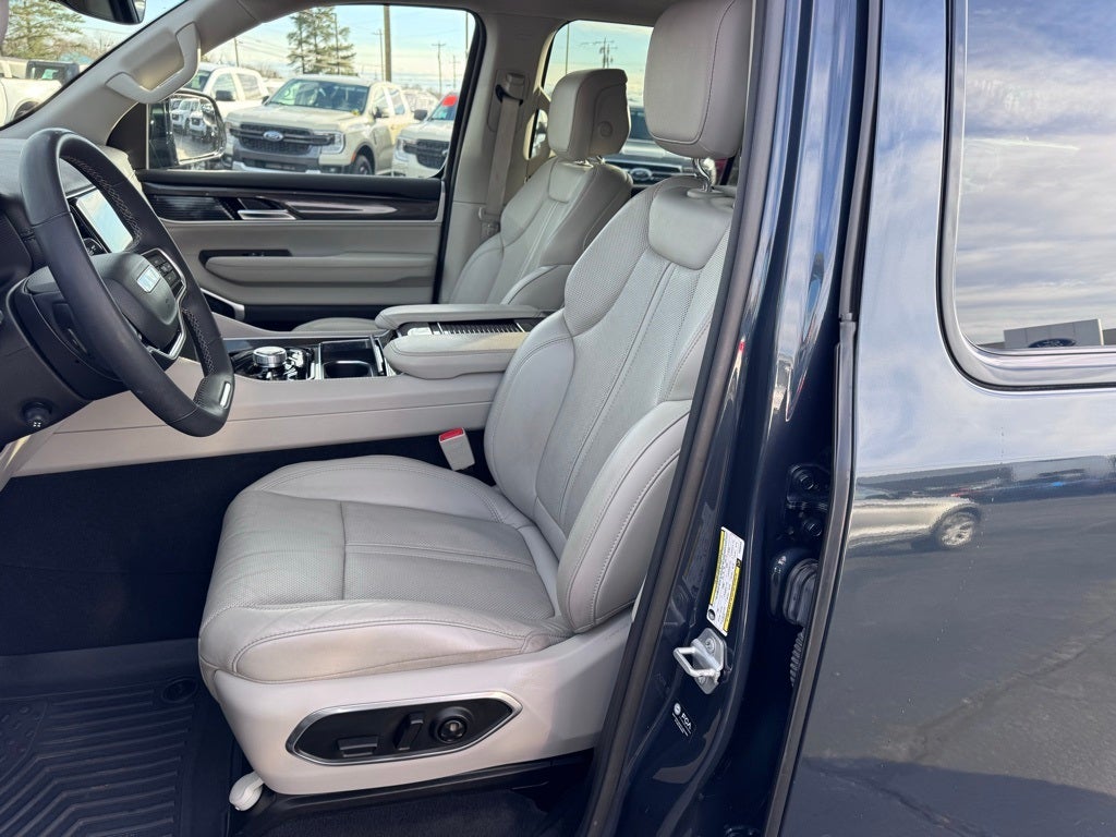 2023 Jeep Wagoneer Base