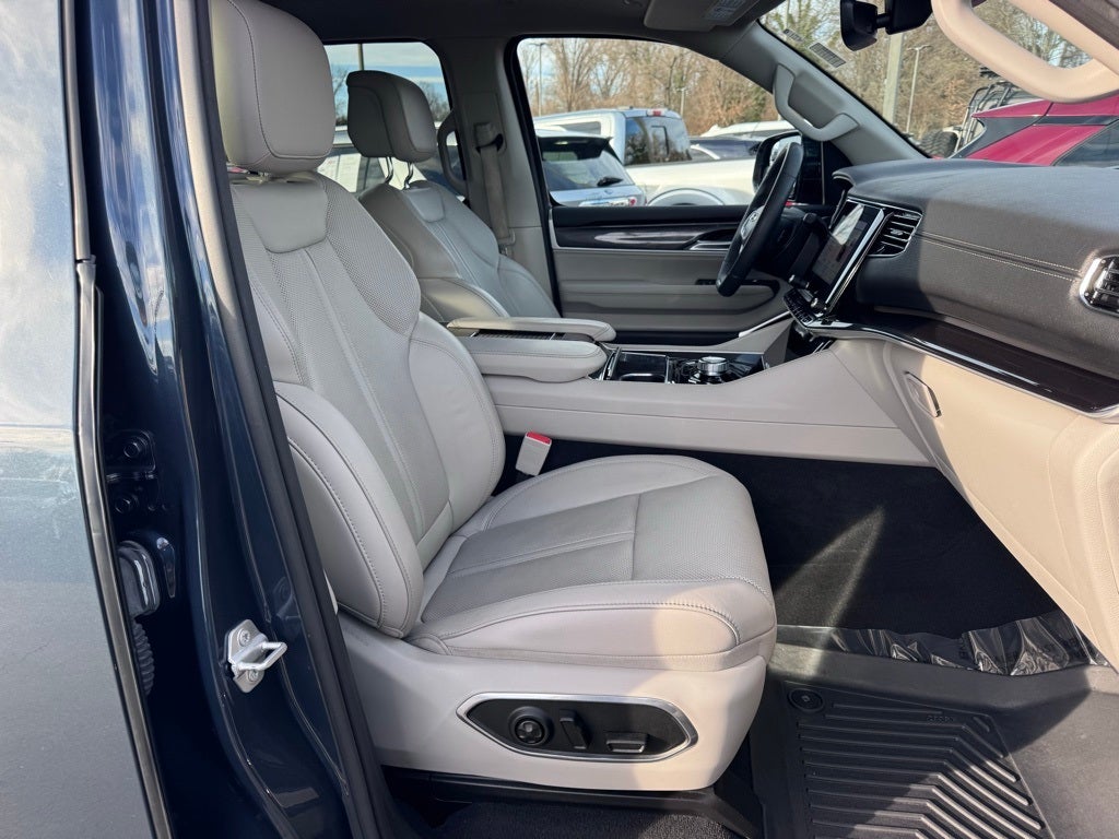 2023 Jeep Wagoneer Base