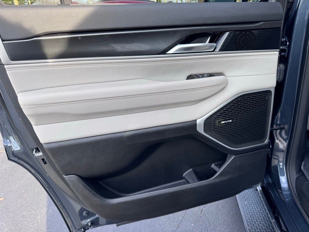 2023 Jeep Wagoneer Base