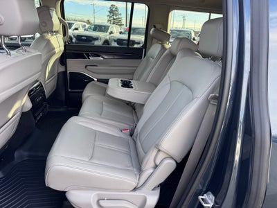 2023 Jeep Wagoneer Base