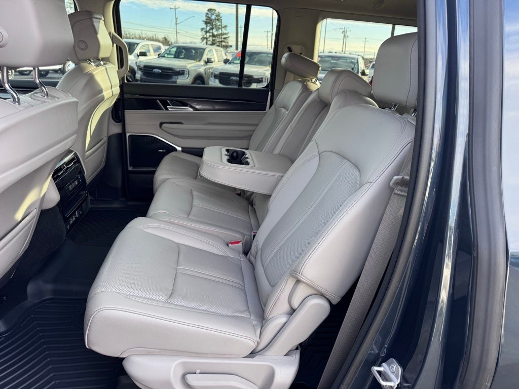 2023 Jeep Wagoneer Base