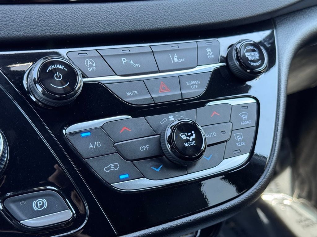 2025 Chrysler Pacifica Select