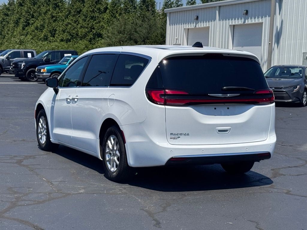 2025 Chrysler Pacifica Select