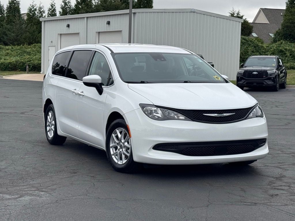 2023 Chrysler Voyager LX