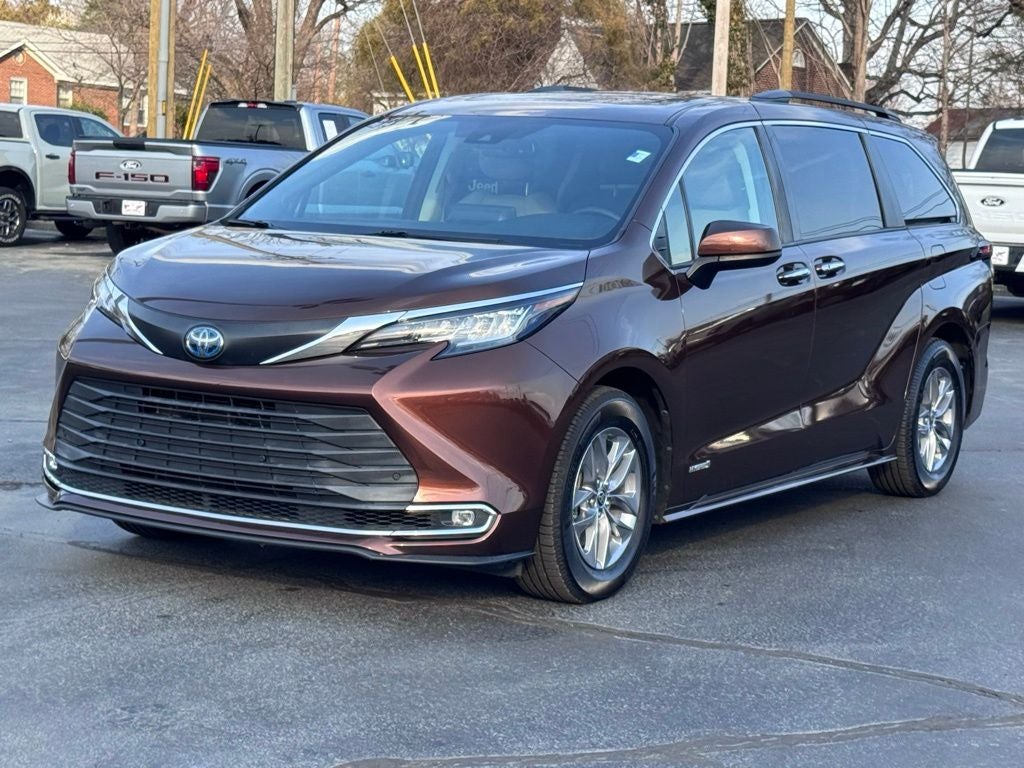 2021 Toyota Sienna XLE 8 Passenger