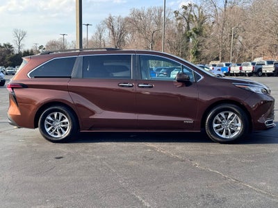 2021 Toyota Sienna XLE 8 Passenger