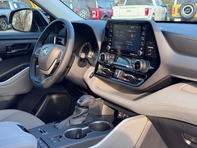 2022 Toyota Highlander LE