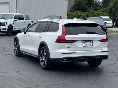 2022 Volvo V60 Cross Country T5