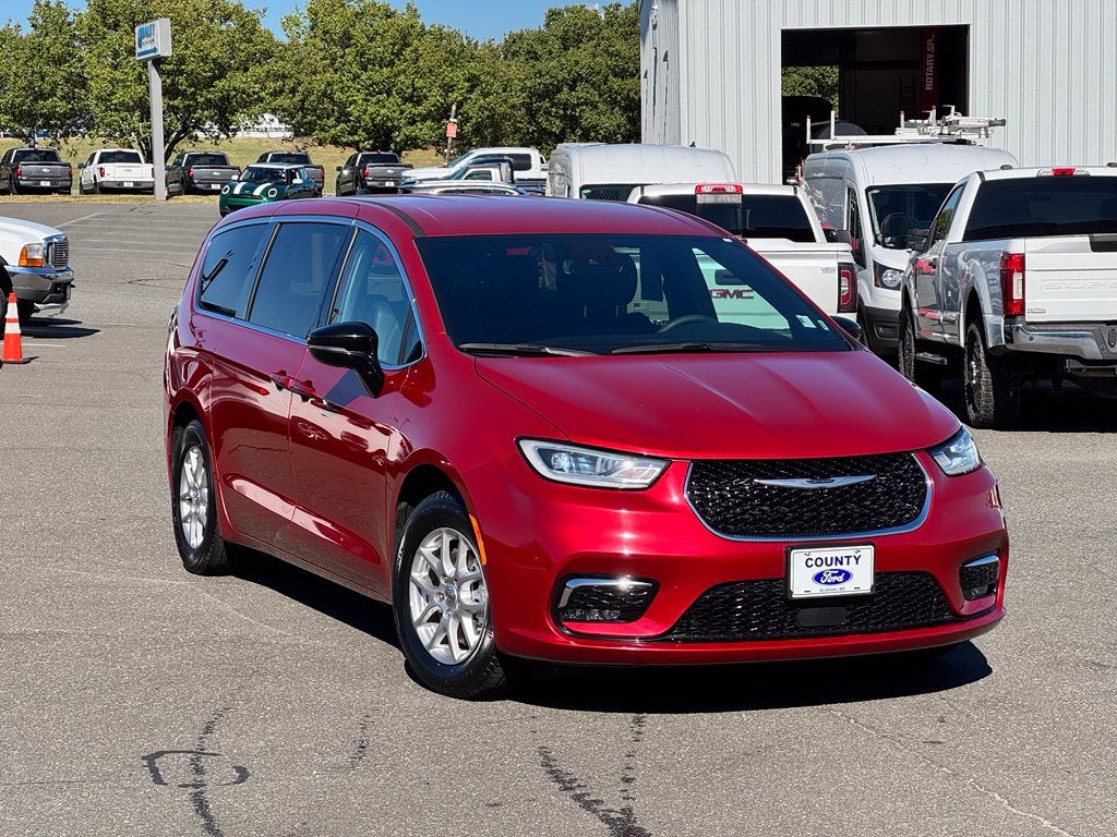 2025 Chrysler Pacifica Select