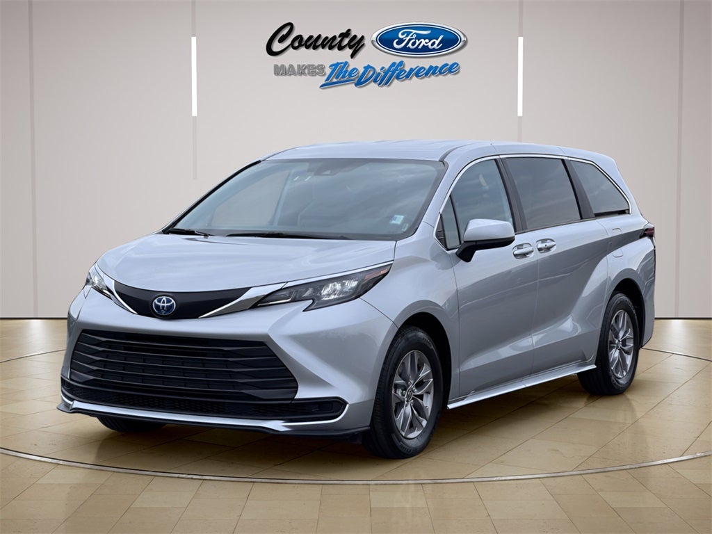 2025 Toyota Sienna LE 8 Passenger