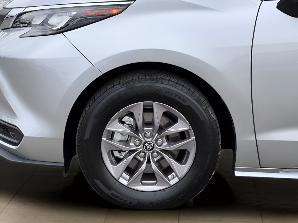 2025 Toyota Sienna LE 8 Passenger