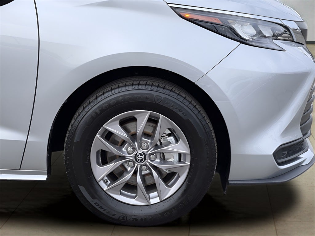 2025 Toyota Sienna LE 8 Passenger